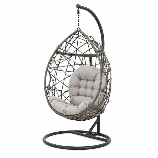 Hängesessel aus Polyrattan mit Stahlgestell und grauem Kissen